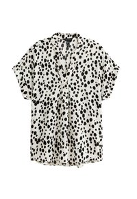 Blusa a maniche corte in tessuto leggero; base bianca con grande motivo a macchie nere e marroni; chiusura con bottoni frontale, vestibilità rilassata e colletto a punte.