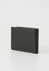 Sort læderpung med en glat tekstur, rektangulær form og et enkelt design. Syede kanter uden synligt hardware eller accenter.