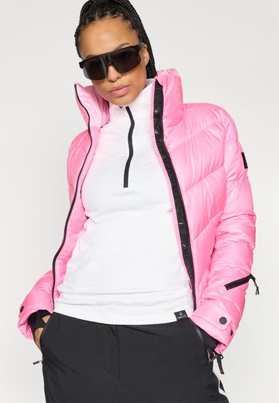 Geacă roz pufosită cu guler înalt, având un fermoar frontal, elemente din metal negru și un strat de bază alb cu un model texturat dedesubt.