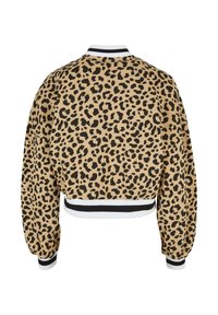 Skraćena bomber jakna u uzorku leopard, sa bež pozadinom, crnim mrljama i kontrastnim rebrastim detaljima u beloj i crnoj boji.