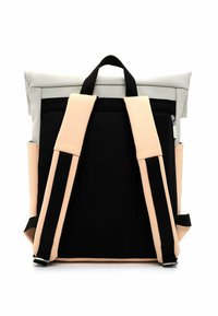 Rückansicht eines Rucksacks mit einem grauen Oberteil, schwarzem Netzpanel und Pfirsichfarbenen Riemen. Enthält einen Tragegriff oben und eine seitliche Tasche mit Reißverschluss.