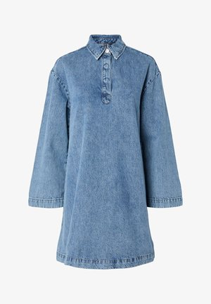 Šviesiai mėlynas džinsinis suknelė su smailiu apykakle, ilgomis rankovėmis ir sagų uždarymu. Pabrėžia laisvą siluetą ir tekstūruotą audinį.