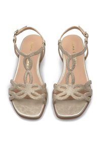Beige hoge hakken sandalen met een decoratief bandontwerp en sprankelende accenten, vierkante neus en enkelband voor een veilige pasvorm.