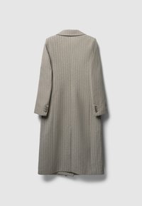 Cappotto lungo grigio realizzato in tessuto strutturato, con colletto a revers, polsini con bottoni e righe verticali per un dettaglio aggiuntivo.