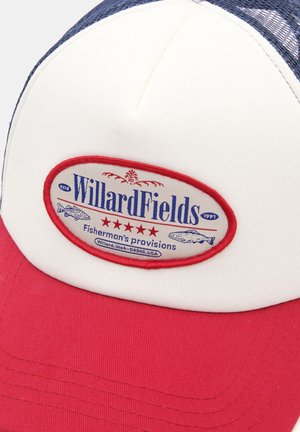 Pet met een witte voorkant, rode klep en een blauwe gaas achterkant. Bevat een ovale patch met "WillardFields", vissenillustraties en een vintage ontwerp.