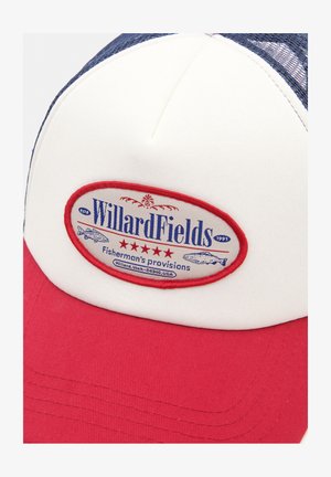 Czapka z białym przodem, czerwonym daszkiem i niebieską siateczkową tylną częścią. Posiada owalną naszywkę z napisem "WillardFields", ilustracjami ryb oraz vintage'owym designem.
