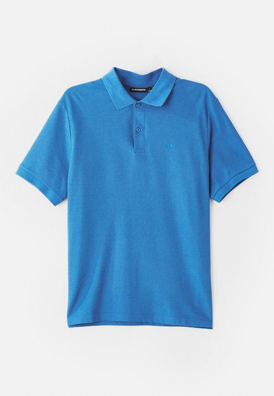 Blå polotrøye laget av mykt stoff. Har klassisk krage, tre-knappers knappeåpning, og en liten logo på brystet.