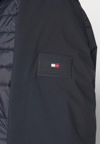 Tommy Hilfiger MIX MEDIA STAND COLLAR JACKET - Overgangsjakke - desert sky