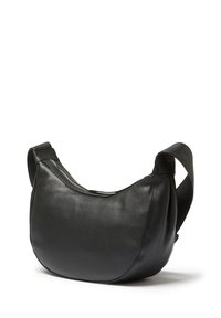 Svart lädershoulderväska med en böjd form, slät textur och justerbar rem. Dragkedjedetalj längs den övre kanten för stängning.