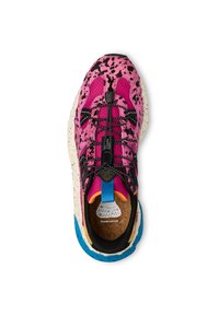 Sneaker rose à motifs avec un dessus texturé, lacets noirs, semelle en liège et semelle bleu éclaboussée. Il possède une languette et une semelle intérieure griffée.