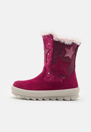 Fuchsia Stiefeletten mit Stern-Applikationen und silbernen Akzenten. Verfügt über ein Futter aus Kunstfell und eine strukturierte Gummisohle für besseren Halt.