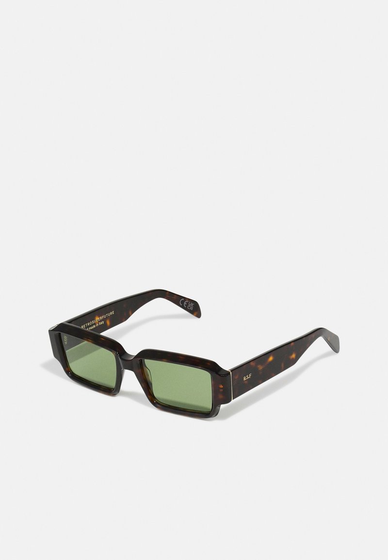 Occhiali da sole quadrati in tartaruga con lenti verdi, dotati di una montatura spessa e con un branding minimale sulle aste.
