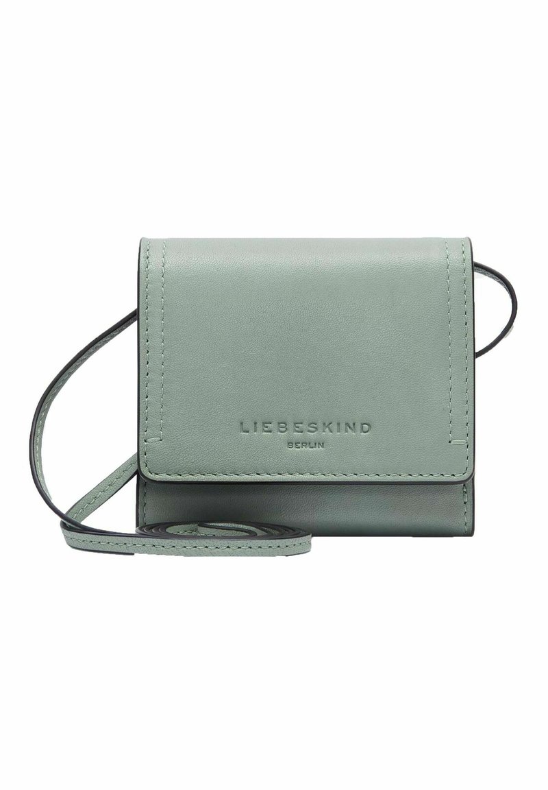 Zielona skórzana portmonetka z klapką, regulowanym paskiem, wytłoczonym logo marki i gładką fakturą. Kompaktowy prostokątny kształt.