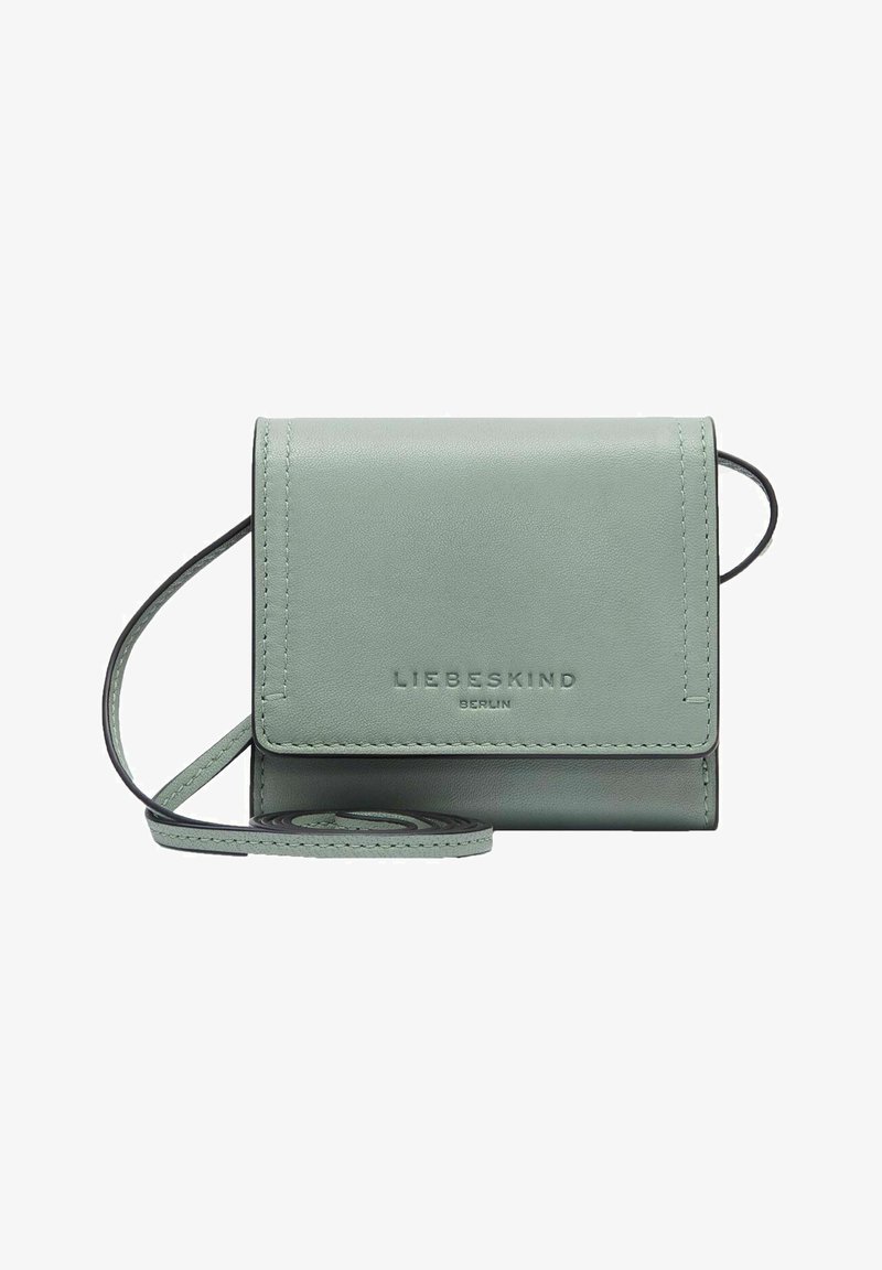 Zielona skórzana portmonetka z klapką, regulowanym paskiem, wytłoczonym logo marki i gładką fakturą. Kompaktowy prostokątny kształt.