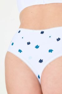 Witte katoenen onderbroek met blauwe en turquoise bloemmotieven. Beschikt over een delicate kanten rand langs de tailleband, wat zorgt voor een zachte textuur.