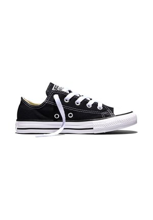 Sort lavt klædet canvas sneaker med hvid gummisål, tåhæt, hvide snørebånd og synligt mærkelabel på tungen, vist fra siden.