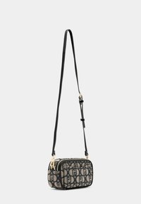 Borsa a tracolla nera realizzata in tessuto stampato, con forma rettangolare, cerniere dorate e tracolla regolabile.