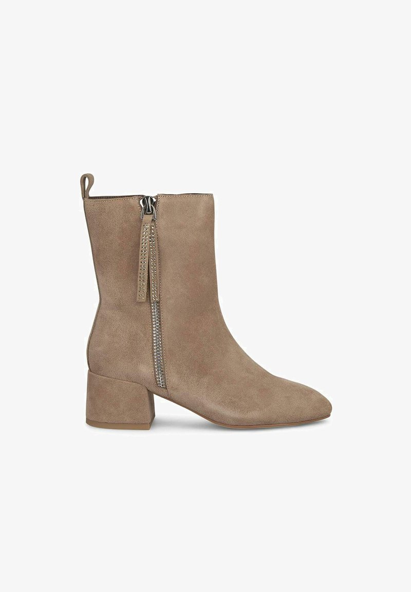 Botines de ante beige con punta afilada y tacón cuadrado, que presentan una cremallera lateral visible y una pestaña en la parte posterior.