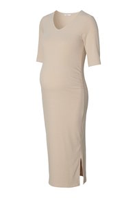 Beiges, geripptes Schwangerschafts-Kleid mit einem V-Ausschnitt, kurzen Ärmeln und seitlichen Schlitzen für Bewegungsfreiheit. Hergestellt aus weichem Stoff mit figurbetonter Passform.