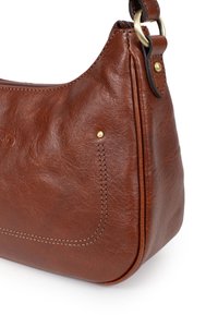 Borsa a tracolla in pelle marrone con una forma curva, cuciture visibili, piccoli accessori in ottone e una texture liscia. Adatta per un uso casual.