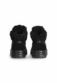 Stivali neri alla caviglia con un morbido risvolto in shearling, corpo in pelle liscia e camoscio, e una spessa suola in gomma nera con dettaglio del logo.