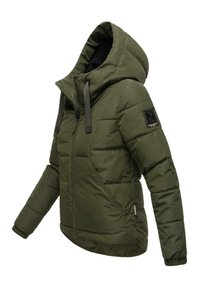 Olijfgroene pufferjack gemaakt van gewatteerd materiaal, met een capuchon, ritssluiting en een patch op de linker schouder. Soepele textuur.