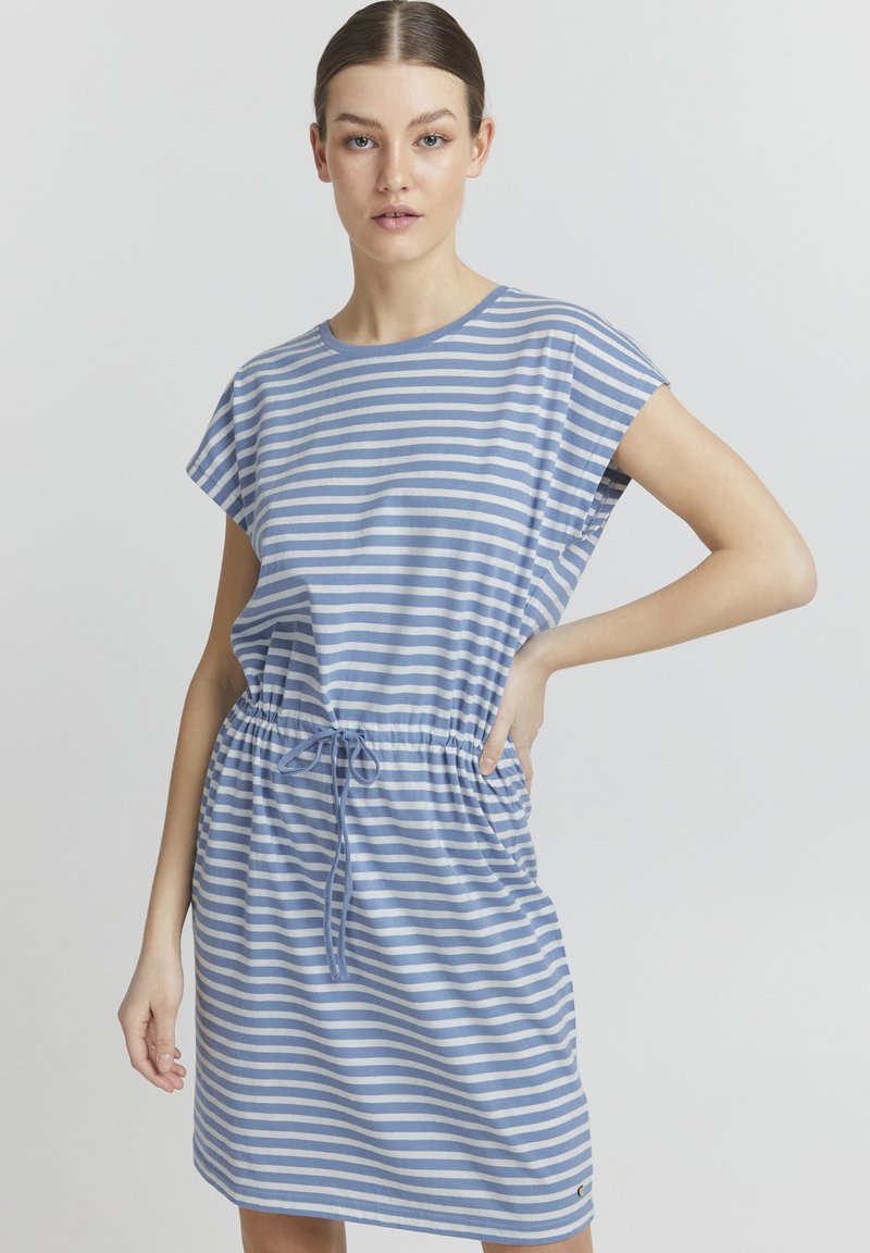 Csíkos, rövidujjú ruha világoskék és fehér vízszintes csíkokkal, megkötős derékkal és oldalsó zsebekkel.