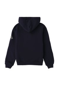 Felpa con cappuccio di colore blu navy, caratterizzata da una consistenza morbida, polsini e orlo a coste, con una patch a logo triangolare sulla manica sinistra.