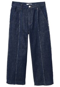 Pantalones de mezclilla de pierna ancha en azul oscuro con costuras blancas en contraste, que cuentan con cuatro bolsillos y un cierre de botón en la cintura.