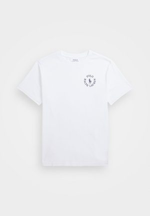 Biała koszulka z krótkim rękawem i okrągłym dekoltem, z małym logo Polo Ralph Lauren oraz nadrukiem emblemu jeźdźca po lewej stronie klatki piersiowej.
