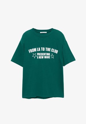 Groen katoenen T-shirt met korte mouwen en een ronde hals. Voorzien van vetgedrukte witte tekst: "FROM LA TO THE CLUB PRESENTING A NEW WAVE" met sterren.