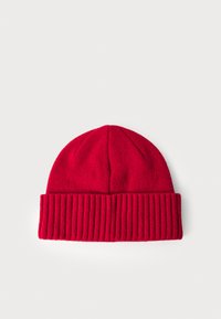 Gorro de punto rojo con puño acanalado, que presenta una textura suave y una parte superior redondeada, adecuado para el frío.
