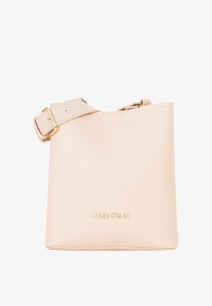 Sac seau en cuir rose doux avec un logo doré, une bandoulière réglable et un design minimaliste. Texture lisse sans motifs visibles ni détails métalliques.