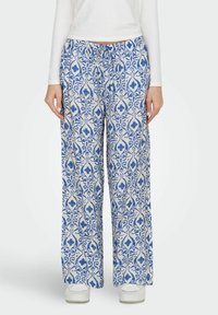 Široke hlače od bijelog materijala s plavim složenim damask uzorkom. Elastična pasica s detaljem vezice. Glatka tekstura.