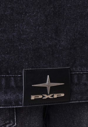 Zwarte denimstof met een gestructureerd oppervlak; bevat een rechthoekig zwart label met een zilveren sterrenlogo en "PXP" in zilver gegraveerd.