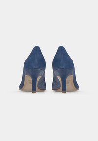 Μπλε σουέτ γοβές με μυτερή μύτη και λεπτό τακούνι στιλέτο, που διαθέτουν λεία υφή και μπεζ εσωτερική επένδυση.