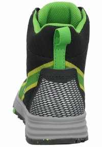 Bota de senderismo negra y verde con un panel de malla, superficie texturizada, tirador y suela gris. Cuenta con rayas amarillas y una construcción duradera.