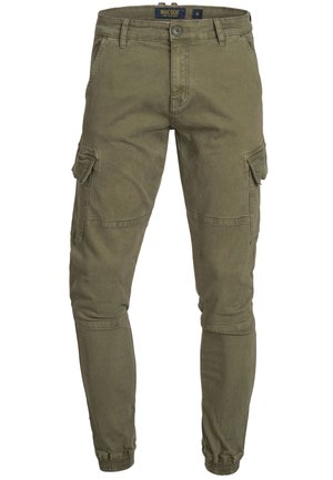 Pantalones cargo verde oliva hechos de una mezcla de algodón. Incluye características como bolsillos laterales, puños elásticos y un cierre de botón en la cintura.