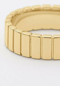 Goldring mit einem segmentierten Design, das rechteckige Glieder aufweist. Glatte Oberfläche mit glänzendem Finish, die ein strukturiertes Aussehen erzeugt.