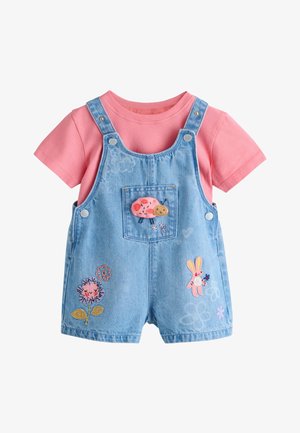 Denim korte overaller med broderet lyserød kanin, blomst og smilende snegl patch, båret over en lyserød kortærmet toddler T-shirt.