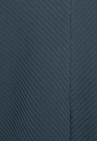 Tessuto grigio scuro a trama strutturata con un motivo a coste; presenta linee diagonali che creano un effetto chevron sottile sulla superficie.