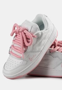 Sneakers albe din piele sintetică, cu șireturi texturate roz, design geometric embosat și talpă din cauciuc roz.