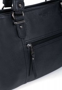 Borsa a mano in pelle nera con una texture granulosa, dotata di una tasca con zip, accessori in argento e doppi manici per la spalla.