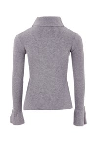 Pull gris à côtes avec un col et des manches longues. Il présente des manches évasées et des accents de boutons près des poignets. Texture douce.