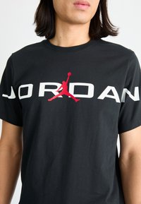 Jordan AIR STRETCH CREW - Trükipildiga T-särk - black/white/gym red