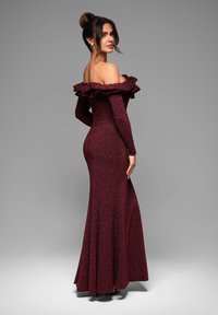 Burgundská off-the-shoulder šaty s volány, dlouhými rukávy, přiléhavým živůtkem a rozšířenou sukní sahající až na zem. Texturovaná tkanina.