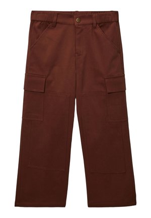 Pantalon cargo marron à jambes larges avec poches à rabat à l'avant, poches appliquées sur les côtés, passants de ceinture et fermeture par bouton métallique.