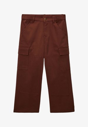 Pantalon cargo marron à jambes larges avec poches à rabat à l'avant, poches appliquées sur les côtés, passants de ceinture et fermeture par bouton métallique.