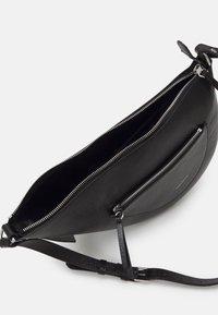 Coccinelle SNUGGIE - Schoudertas - noir