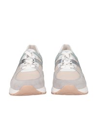 Sportschoenen met een beige suède en mesh bovenkant, lichtblauwe en zilveren accenten, witte veters en een beige rubberen zool.